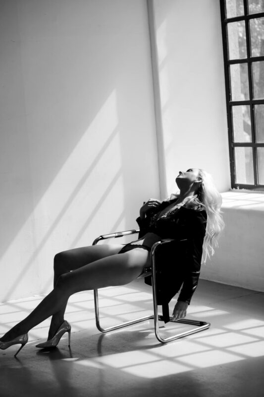 huszai-hellovarazs-budoir-fekete-feher