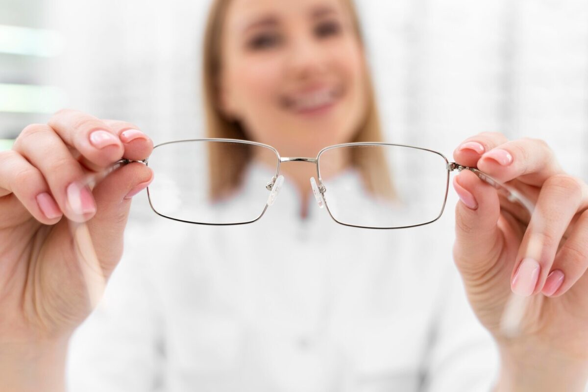 totál optika személyre szabott dioptriás szemüveg optometrista adja a szemüveget