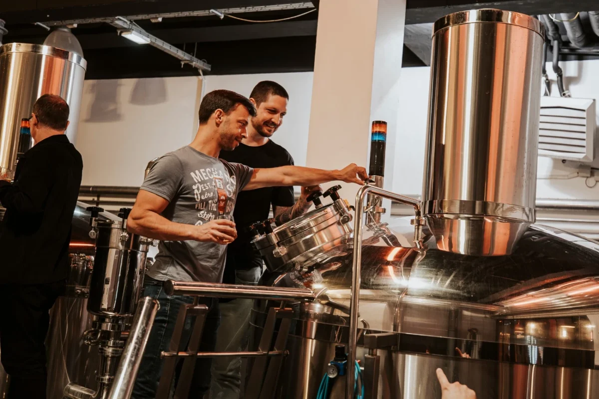 Hello Varázs First Craft Beer sörfőzdetúra fiúk