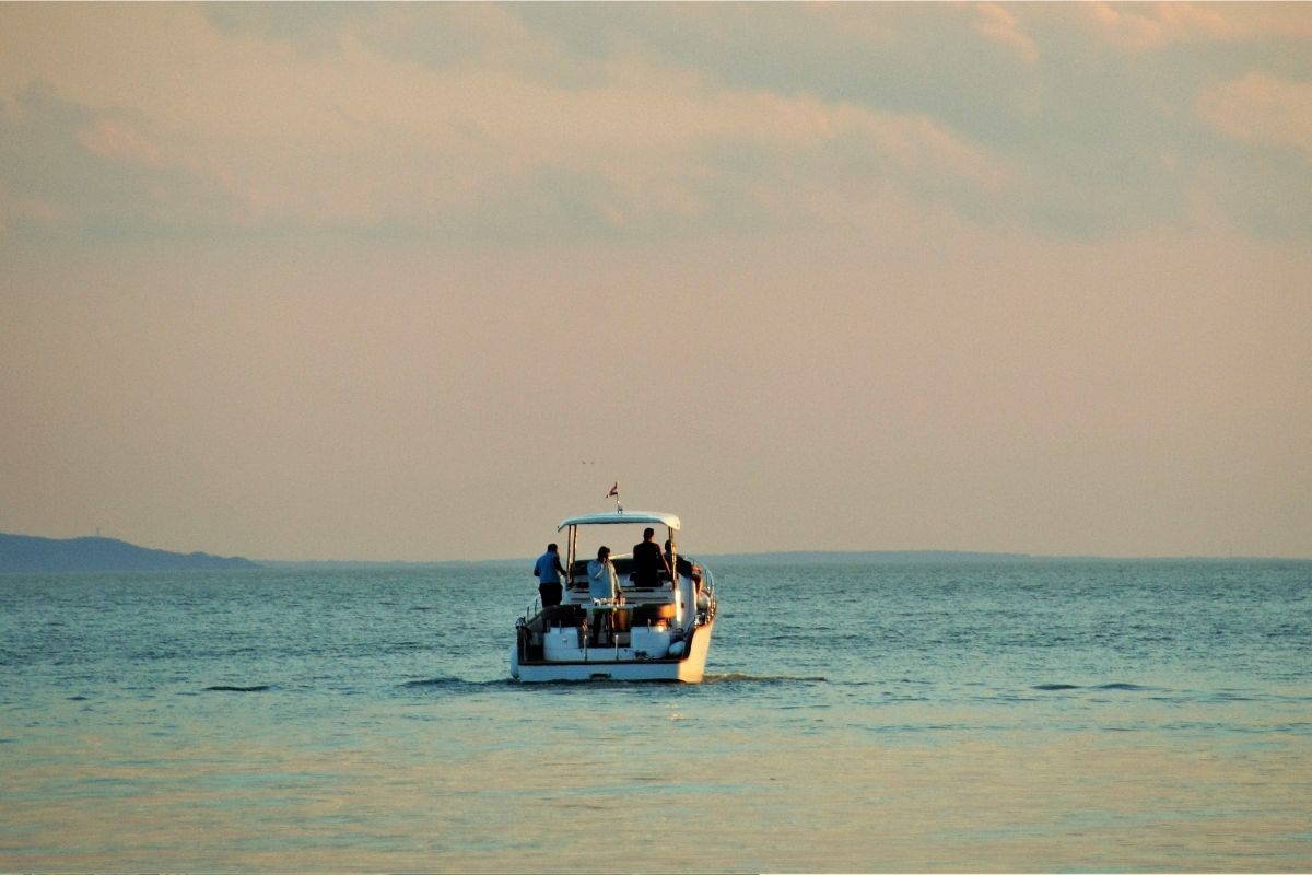 hello varázs happy day boat hajó középen