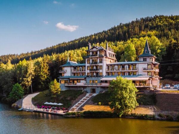 retro-riverside-wellness-resort​-csehorszag-hotel-luxus-pihenes