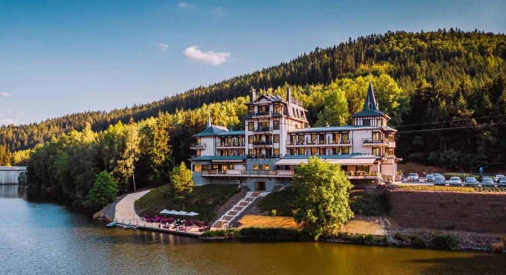 retro-riverside-wellness-resort​-csehorszag-hotel-luxus-pihenes