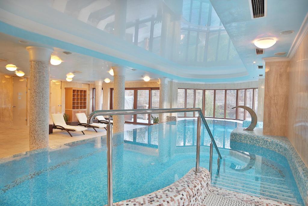 retro-riverside-wellness-resort​-csehorszag-hotel-medence-luxus