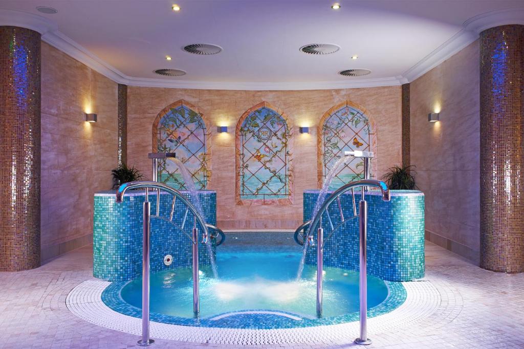 retro-riverside-wellness-resort​-csehorszag-hotel-spa