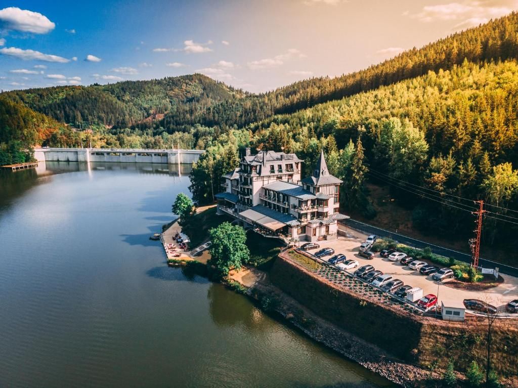 retro-riverside-wellness-resort​-csehorszag-hotel